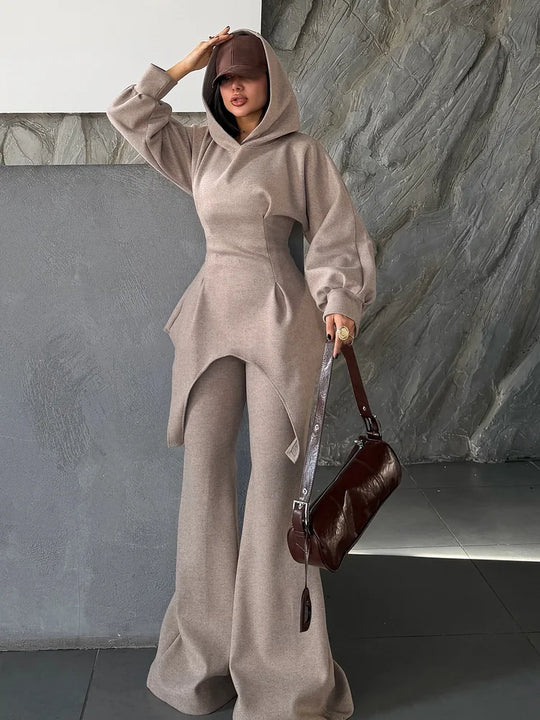 Set aus Kapuzen-Peplum-Top und ausgestellter Hose mit oversized Ärmeln