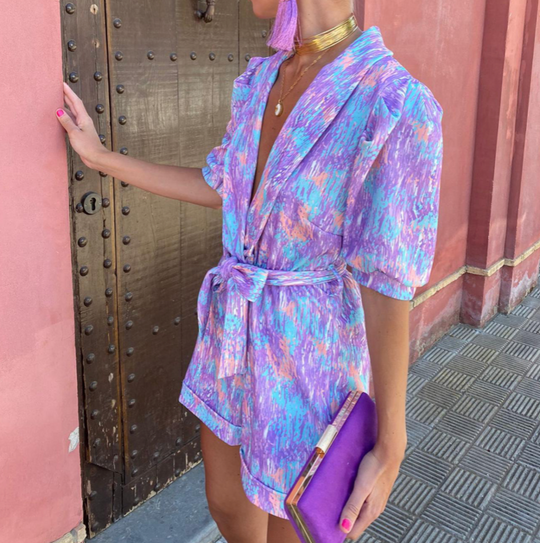 Jennina - Kurzer Jumpsuit mit tiefem V-Ausschnitt