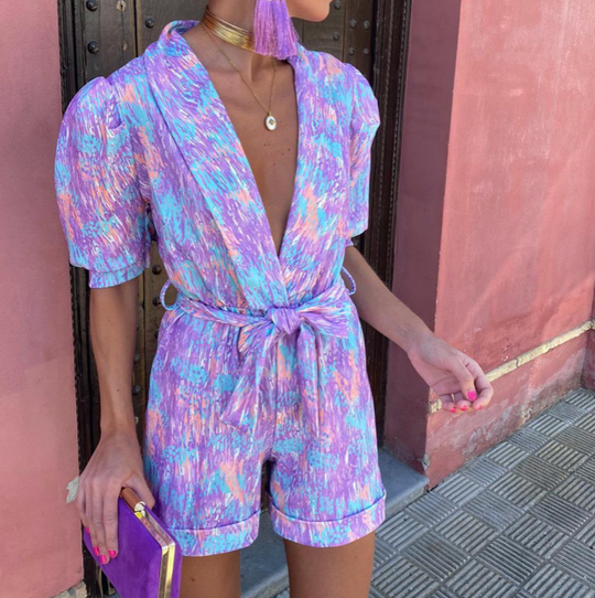 Jennina - Kurzer Jumpsuit mit tiefem V-Ausschnitt